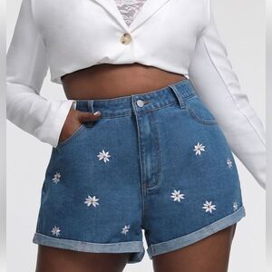 Curve Plus Floral Daisy Embroidered Roll Hem Denim Shorts 3x